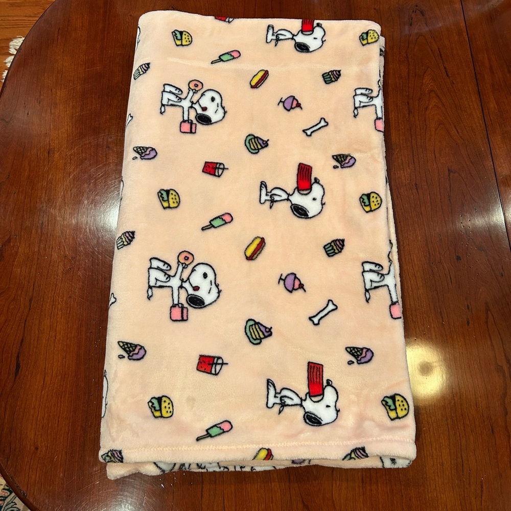 Berkshire Peanuts Snoopy Sweet Treats Pink Plush Blanket